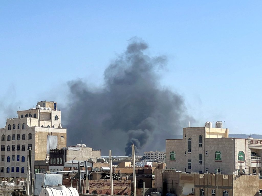 استهداف سفينة قرب عدن وأميركا تعلن تدمير منصات صواريخ بالحديدة