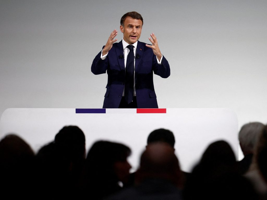 ماكرون يعلن الإفراج عن فرنسي مسجون في إيران