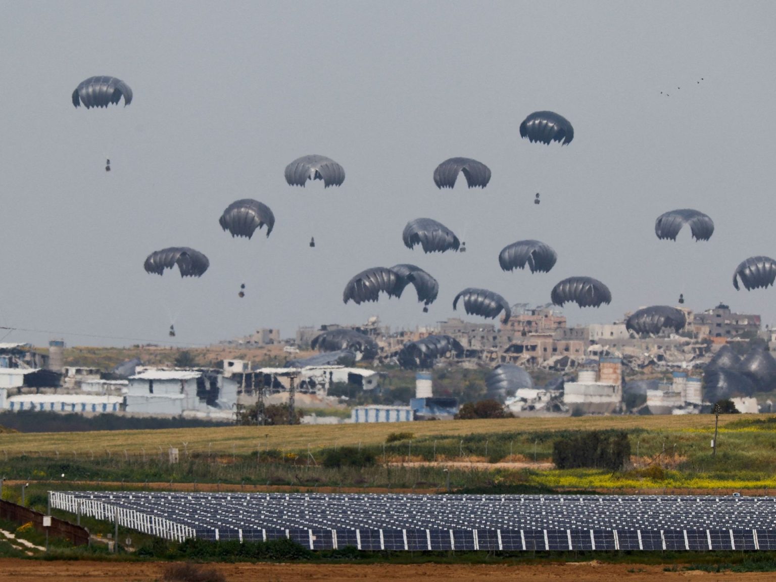 الولايات المتحدة تستأنف إنزال المساعدات الجوية في شمال غزة