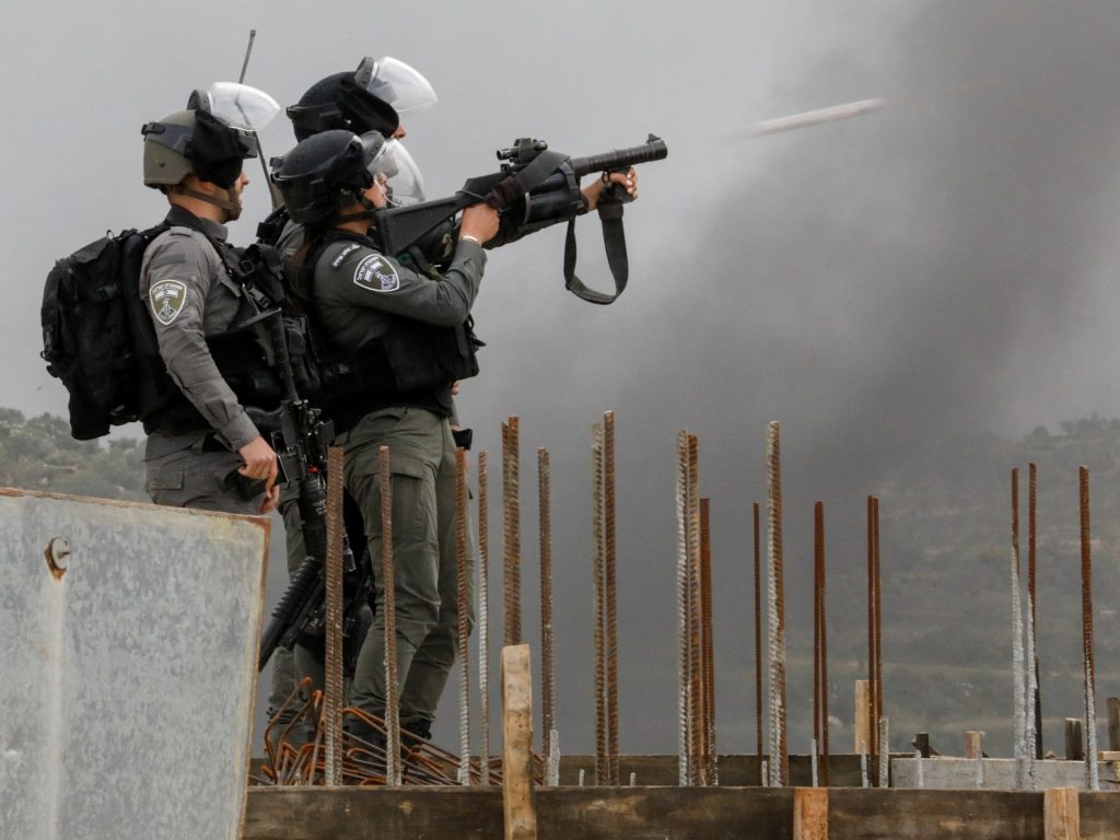 مستوطنون يقتحمون باحات الأقصى والاحتلال يجتاح بلدات ومدنا بالضفة