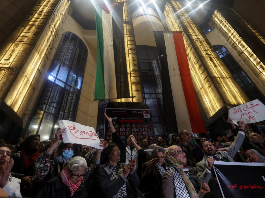 رويترز: مصر تحتجز طلابا لتضامنهم مع غزة