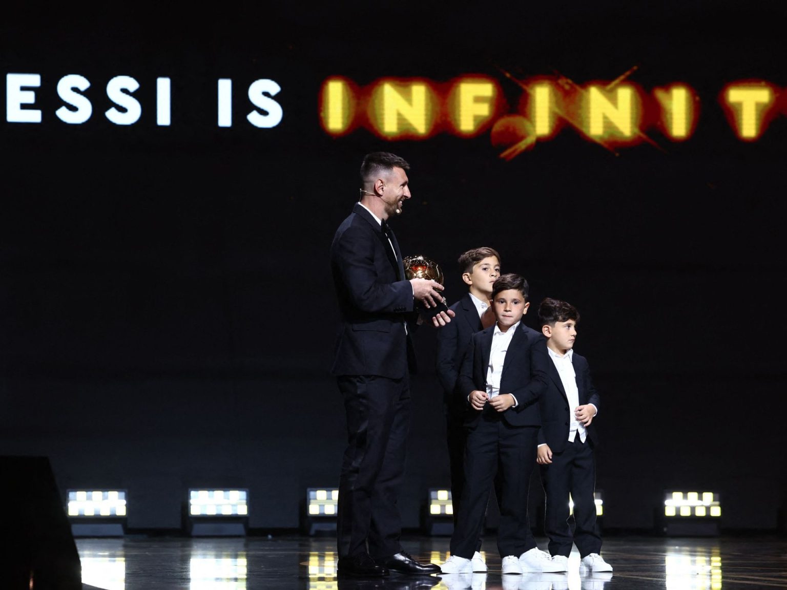 ميسي ينافس على الكرة الذهبية مع لاعبين يصغرونه بأكثر من 10 سنوات