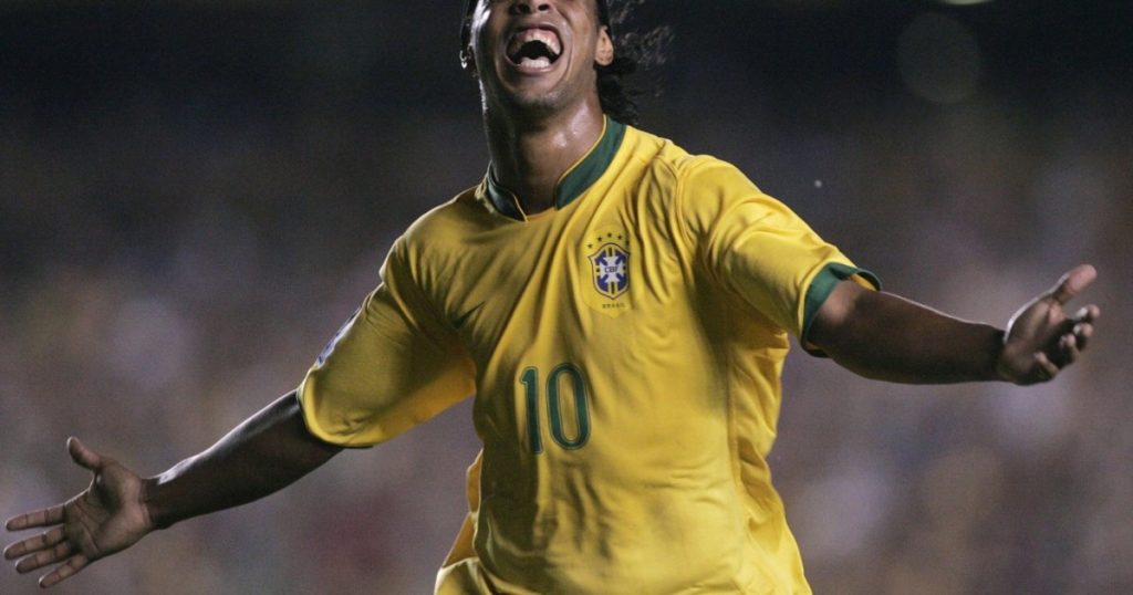 رونالدينيو يتراجع عن هجومه على البرازيل ووصفه بـ”أسوأ المنتخبات”