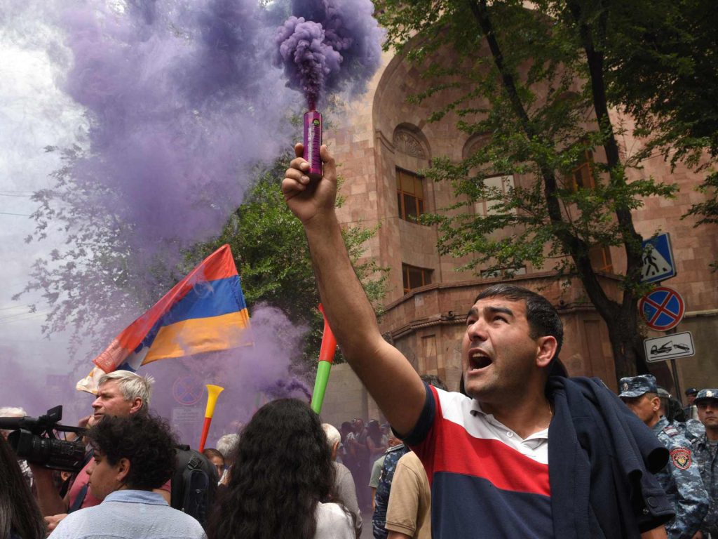 آلاف الأرمينيين يطالبون بتنحية رئيس الوزراء بعد إعادة مناطق حدودية لأذربيجان