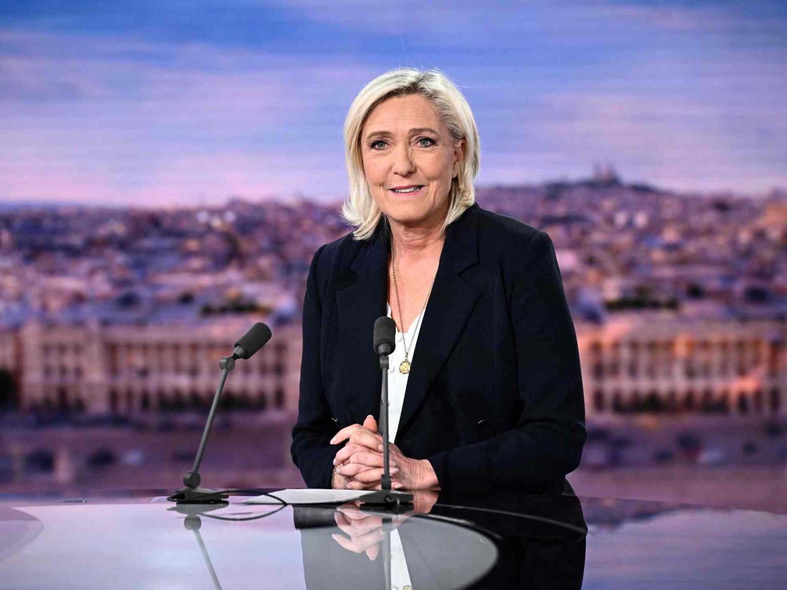 لوبان: ليس أمام ماكرون سوى الاستقالة