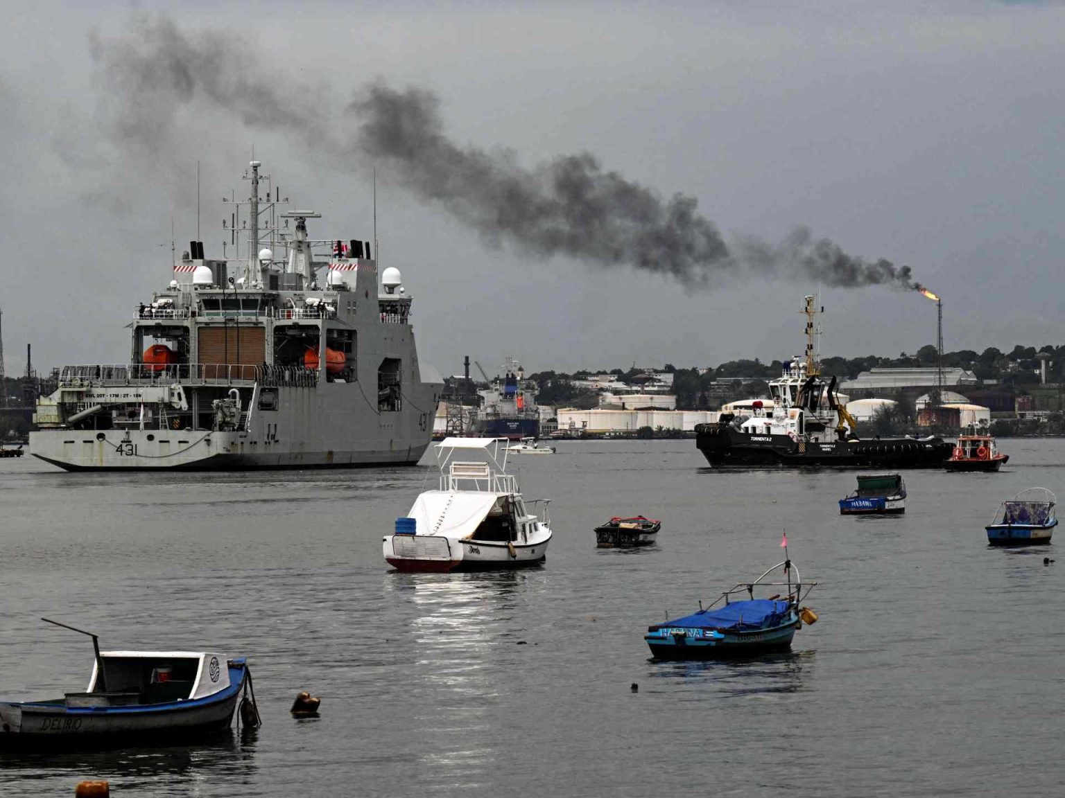 غواصة هجومية أميركية وسفينة للبحرية الكندية تصلان إلى كوبا