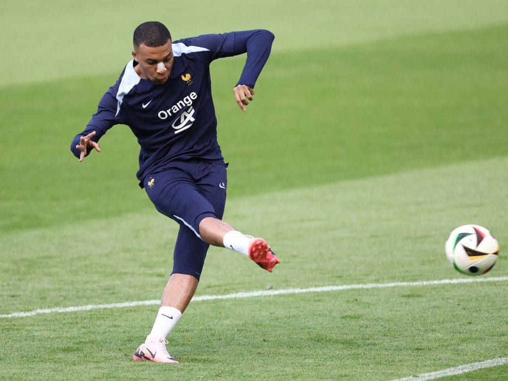 أول ظهور لقائد فرنسا بعد كسر أنفه.. شكوك حول مشاركة مبابي ضد هولندا في يورو 2024