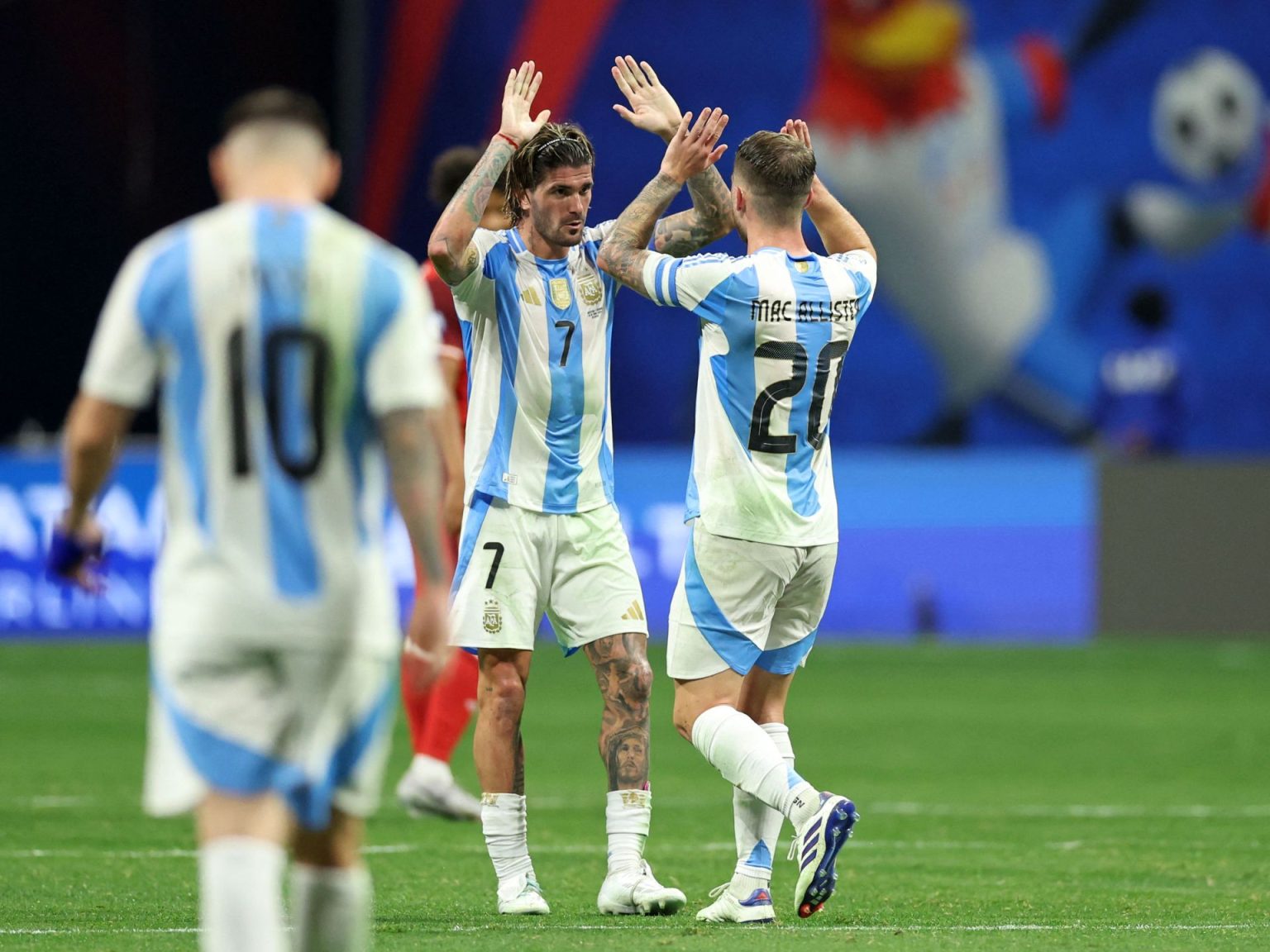 الأرجنتين تهزم كندا بثنائية في مستهل مشوارها بكوبا أميركا