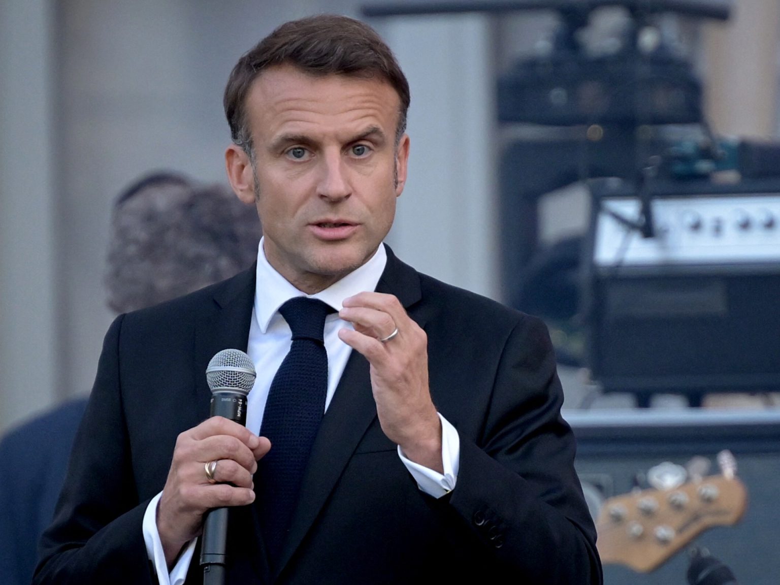 ماكرون يحذر من “حرب أهلية” في فرنسا