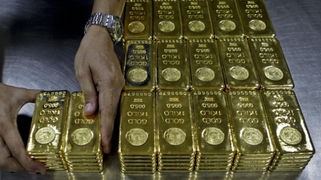 النفط والذهب يتراجعان والدولار يرتفع غداة تثبيت الفائدة الأميركية