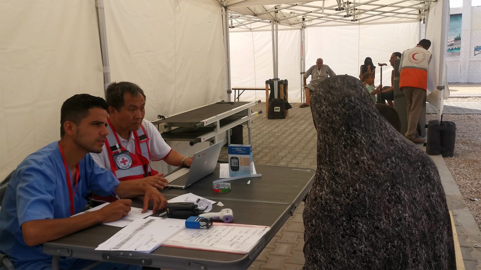 شاهد.. المستشفيات الميدانية ملجأ النازحين برفح