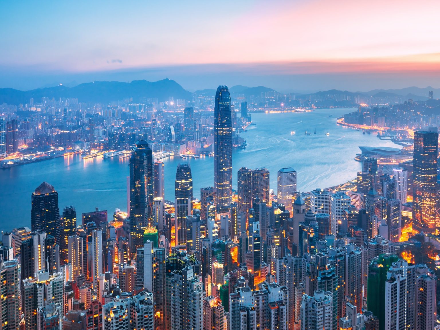 هونغ كونغ وسنغافورة تتصدران قائمة أغلى المدن للوافدين ودبي الأولى عربيا