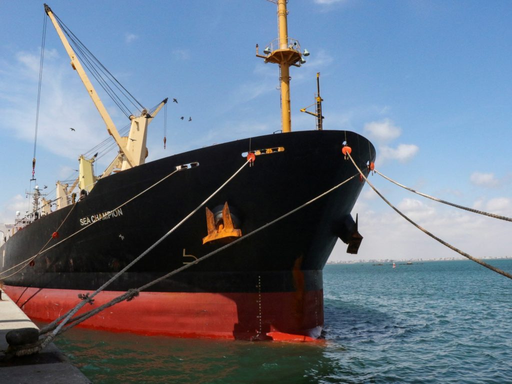 إجلاء طاقم سفينة شحن بعد إصابتها بهجوم حوثي