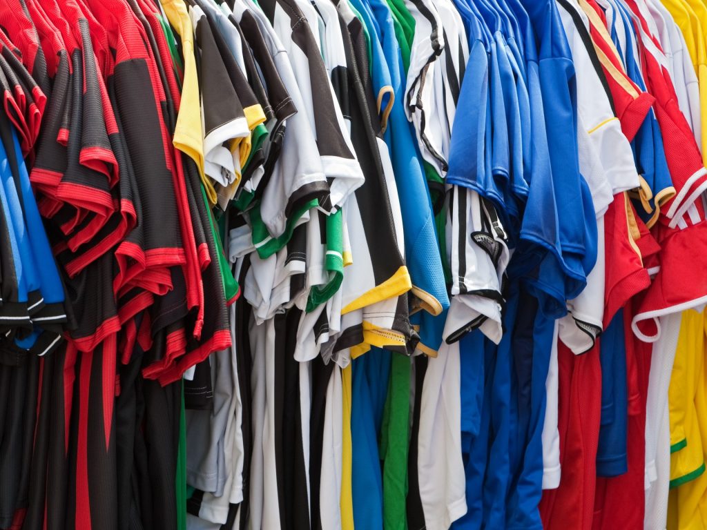 مشجع برازيلي يدخل التاريخ باقتناء 6101 قميص لكرة القدم