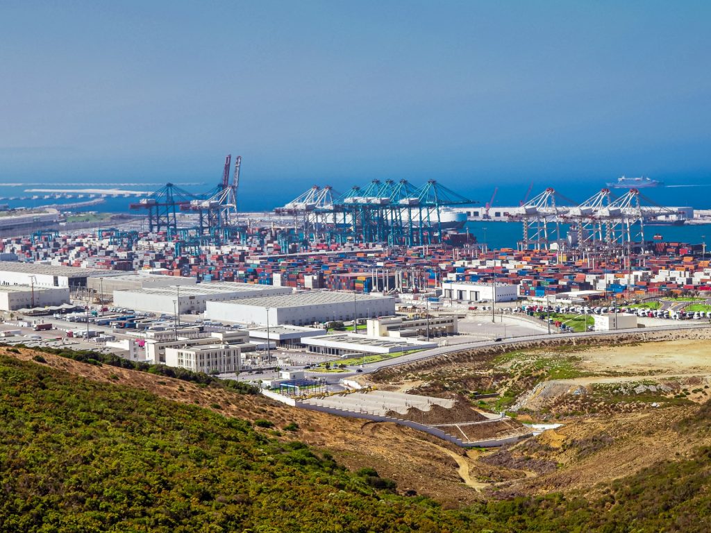 ميناء طنجة المتوسط بالمغرب يخطط لتوسيع مناطقه الصناعية