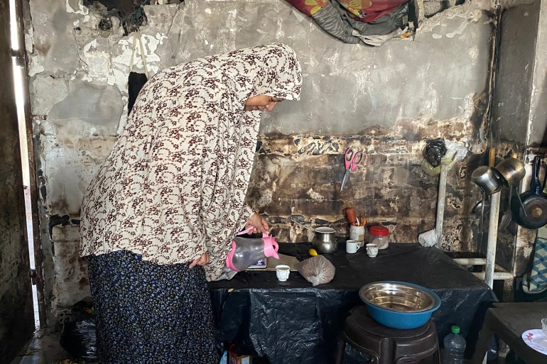 تشكو سناء ابو العيش من واقع بائس يفتقر لمتطلباتها كمريضة سرطان-رائد موسى-خان يونس-الجزيرة نت