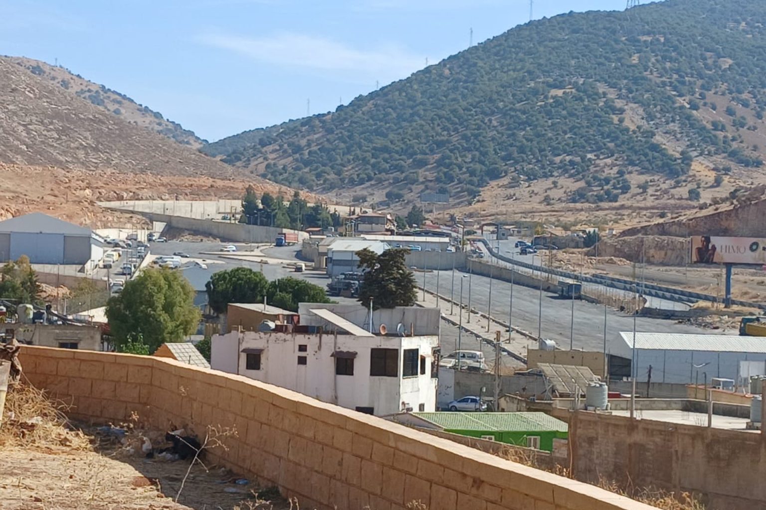 الغارات الإسرائيلية تشل حركة نقل البضائع بين سوريا ولبنان