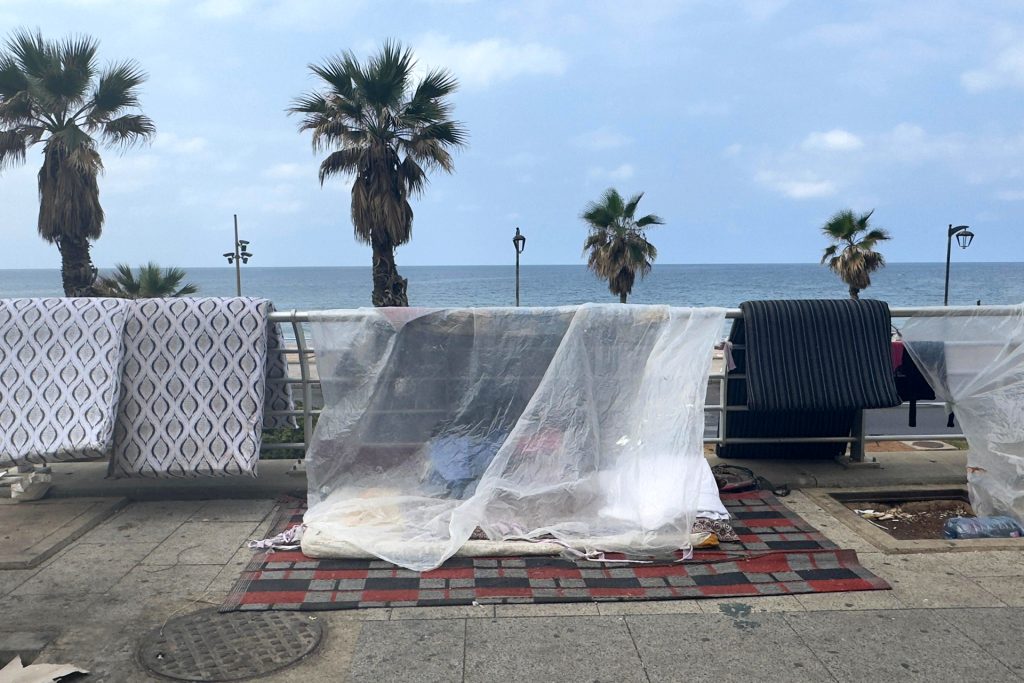 نازحون بكورنيش بيروت يبيتون في العراء وداخل السيارات