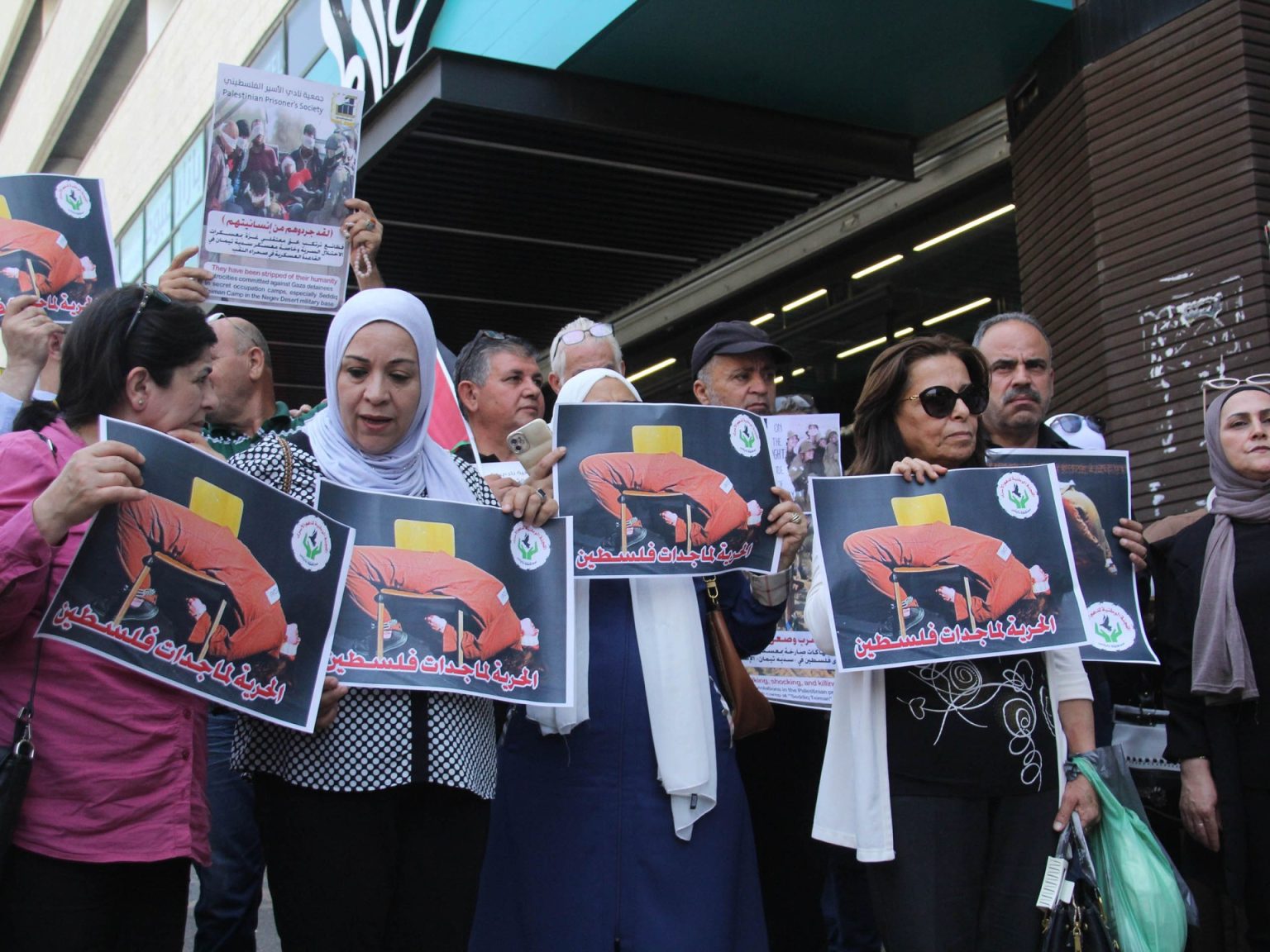 كيف يتغلب الأسرى الفلسطينيون على التعذيب والتجويع منذ عام؟