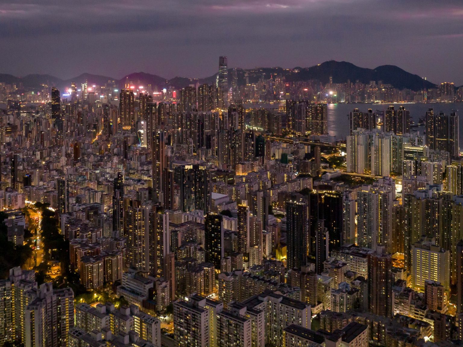 هونغ كونغ تسعى لحماية اقتصادها من تباطؤ الصين