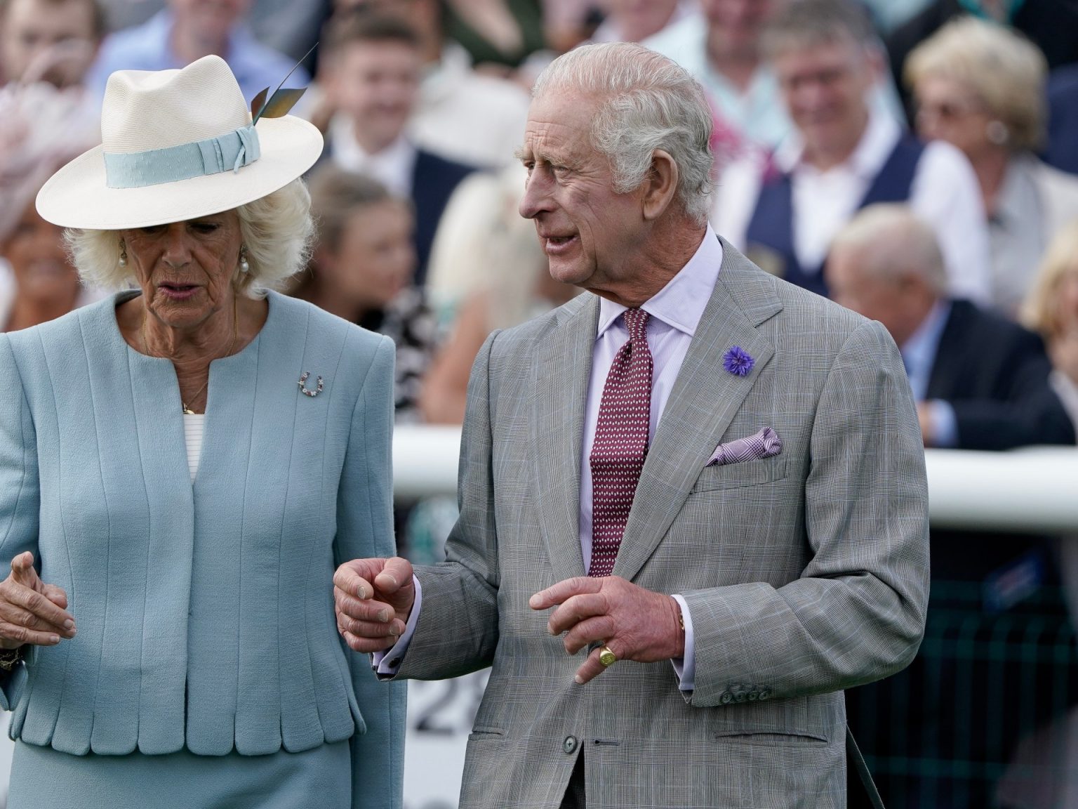 غارديان: ملك بريطانيا وعائلته لم يفوا بوعدهم في الكشف عن الهدايا التي تلقوها