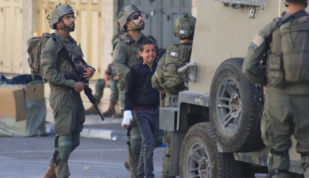 نيويورك تايمز: هكذا يستخدم الاحتلال الفلسطينيين دروعا بشرية في غزة