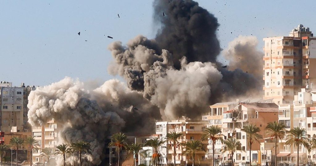 شهداء ودمار وخراب.. لبنانيون يتفقدون ما خلفه العدوان الإسرائيلي