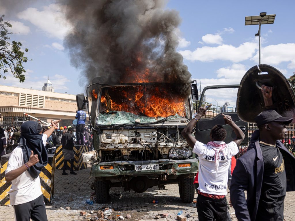كينيا تستعد لاحتجاجات جديدة رغم تراجع الرئيس عن زيادة الضرائب
