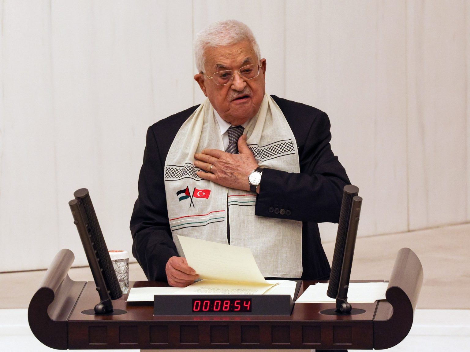 من أين تأتي السلطة الفلسطينية بالأموال؟ وما علاقة إسرائيل بها؟