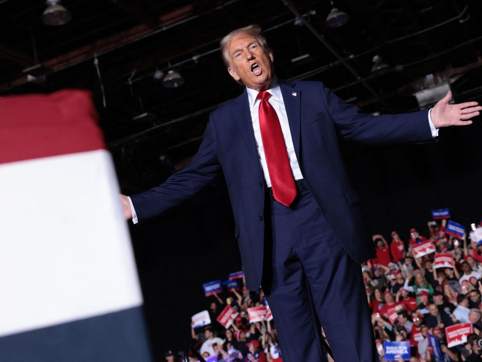 ترامب يتوعد بترحيل ملايين المهاجرين مما يهدد الاقتصاد الأميركي