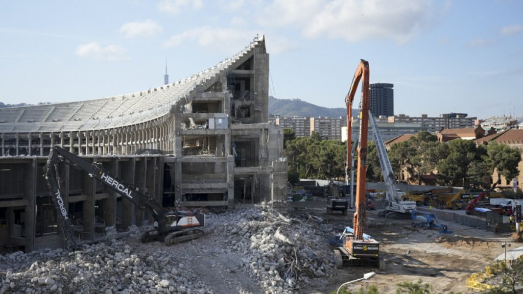 شاهد.. عراك عنيف بين عمال ملعب “كامب نو” يسفر عن إصابات