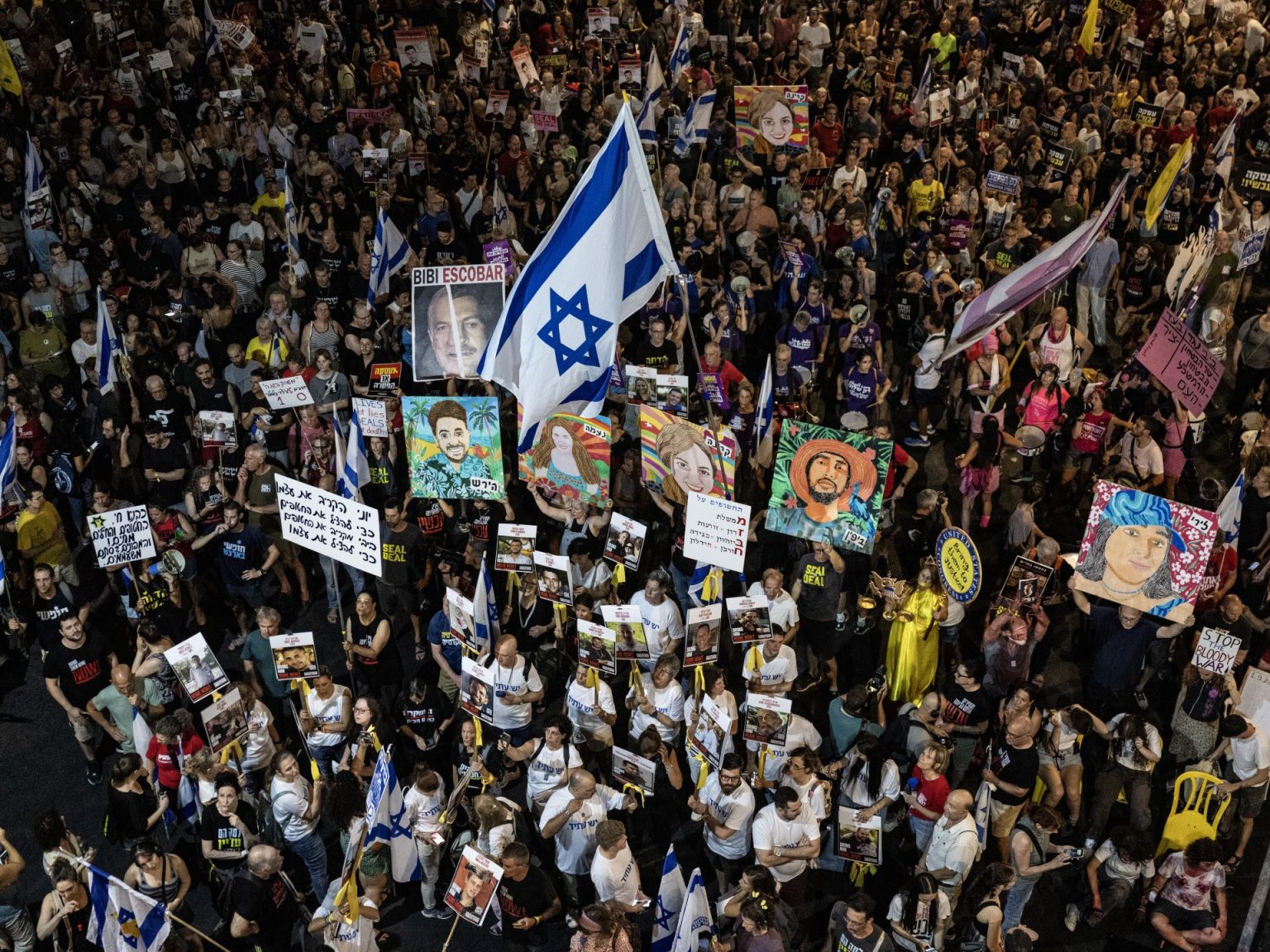 والد أسير إسرائيلي يهاجم نتنياهو لبقائه في الحكومة