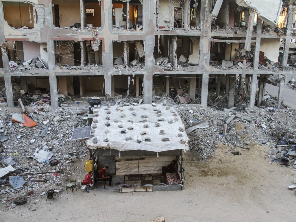 عائلة من جباليا على وشك الموت: لا طعام ولا ماء منذ 4 أيام