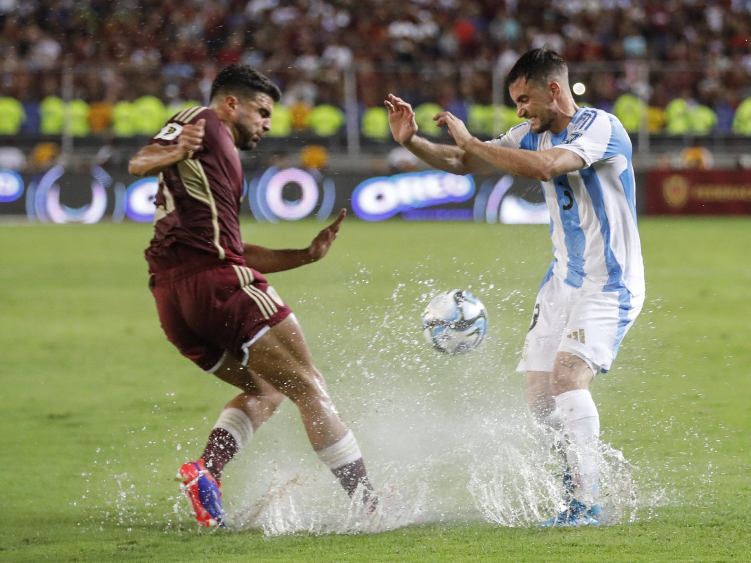شاهد.. مواجهة الأرجنتين وفنزويلا تتحول إلى مباراة كرة ماء بسبب الأمطار