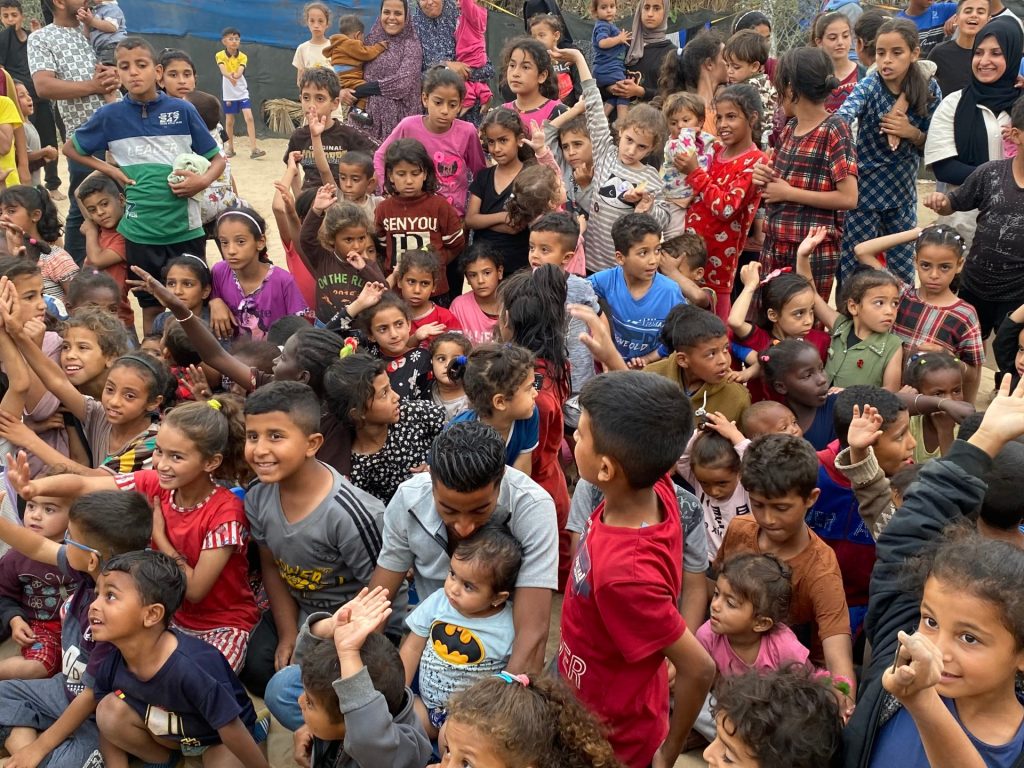 هكذا يواجه الغزيون انهيار الخدمات بعد عام على الحرب