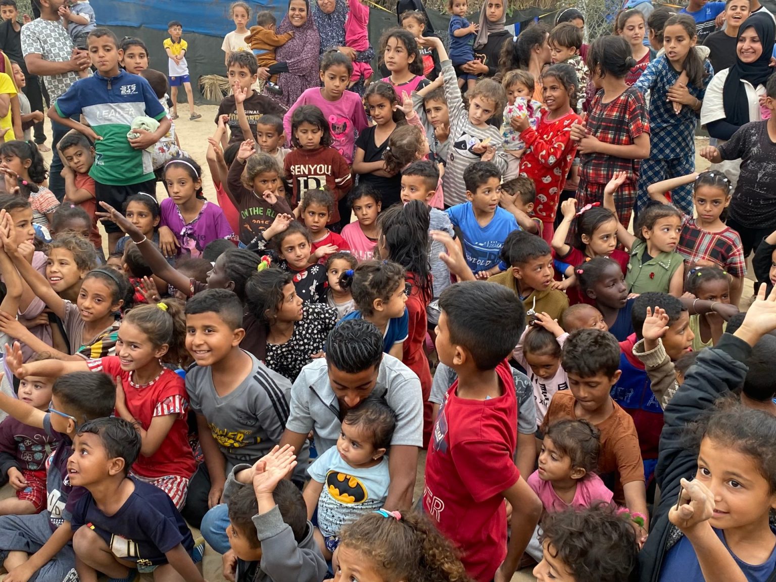 هكذا يواجه الغزيون انهيار الخدمات بعد عام على الحرب