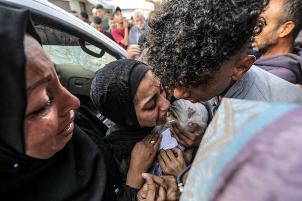 إسرائيل تقصف الجوعى بعد حصارهم في جباليا