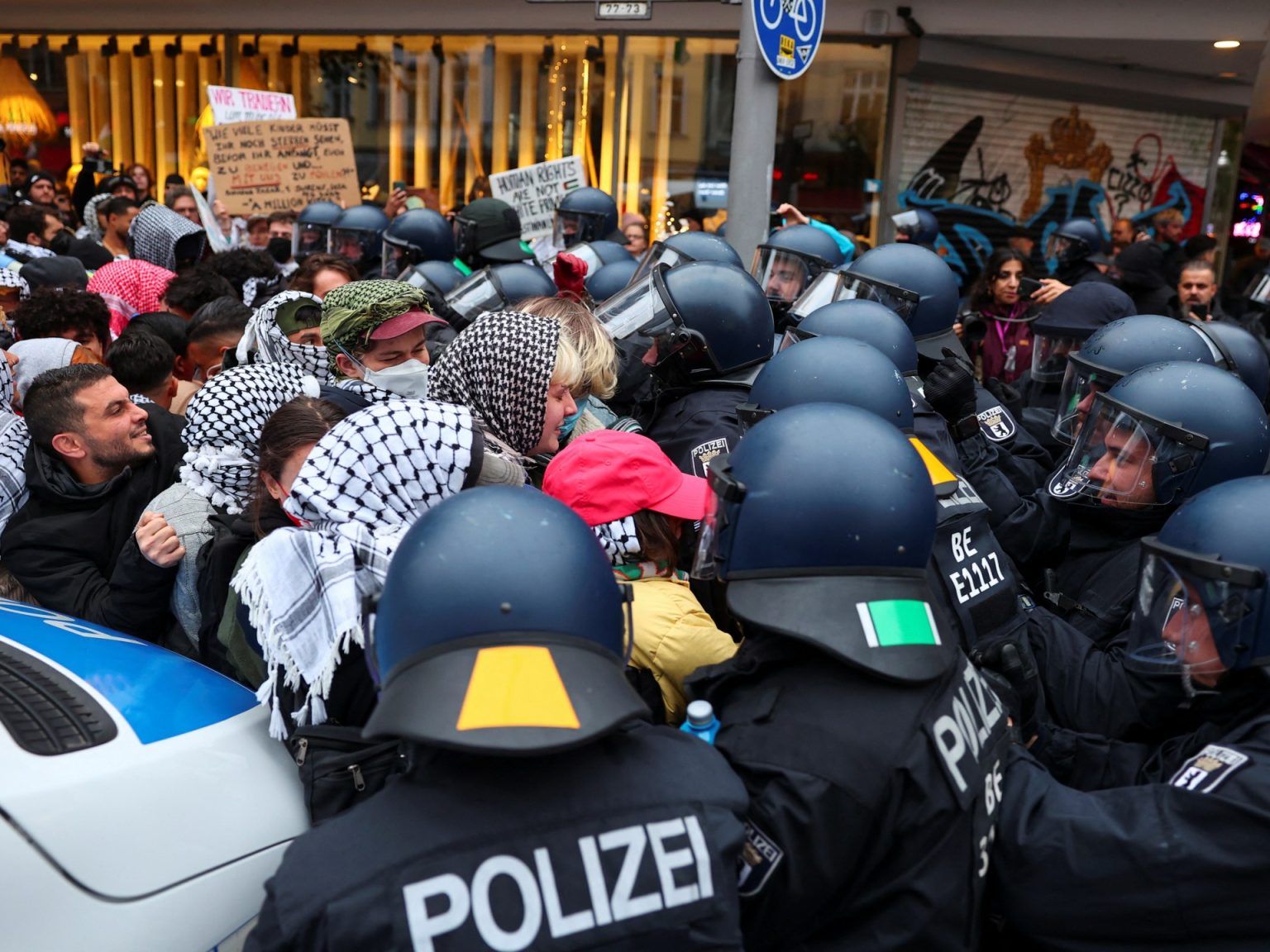 محامون ألمان يلجؤون للقضاء لوقف سفينة تنقل متفجرات لإسرائيل