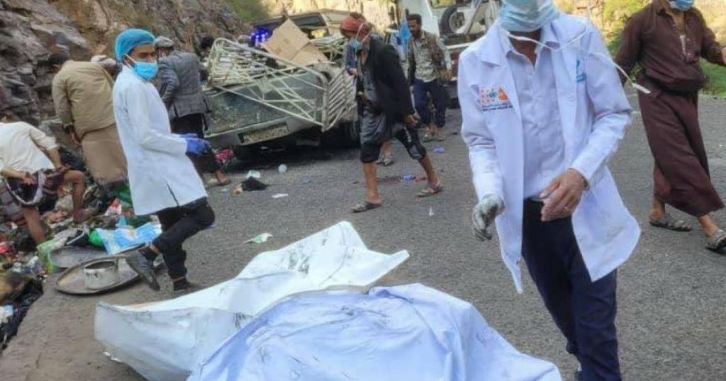 سيارتهم سقطت في وادٍ صخري.. مقتل أسرة كاملة في حادث مروري باليمن