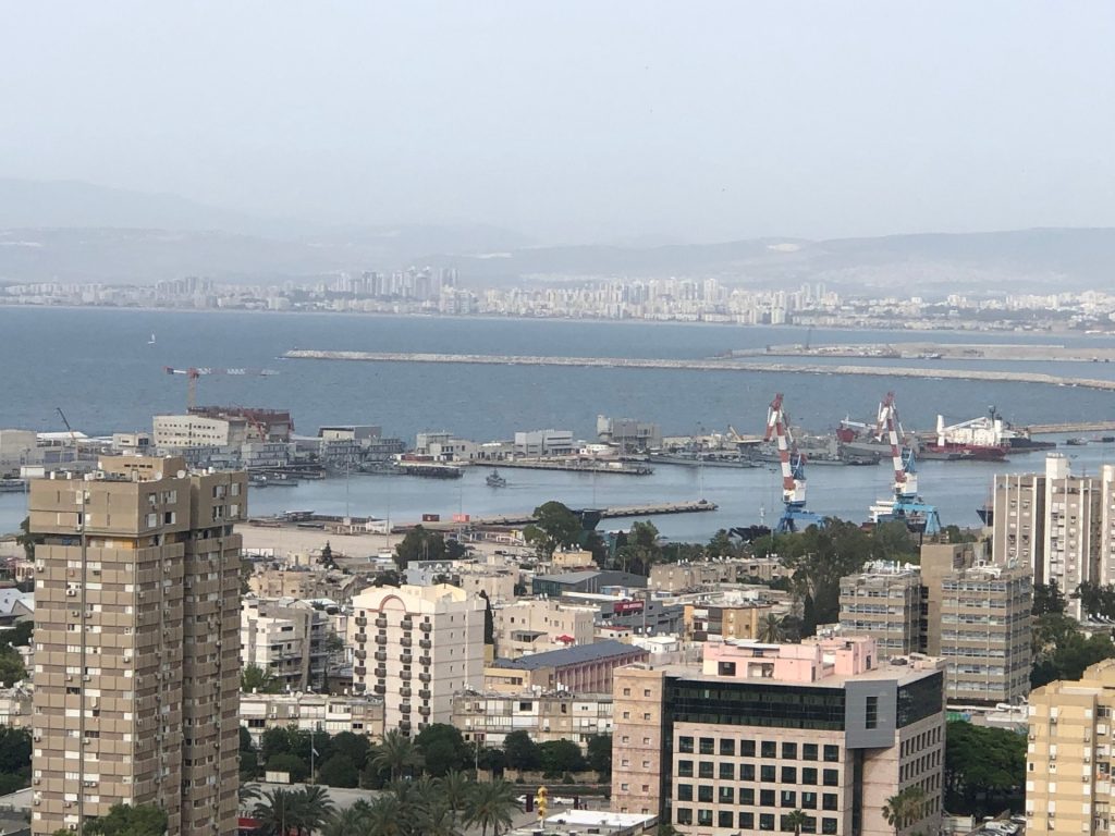 كيف أثر استهداف حزب الله على منشآت حيفا؟