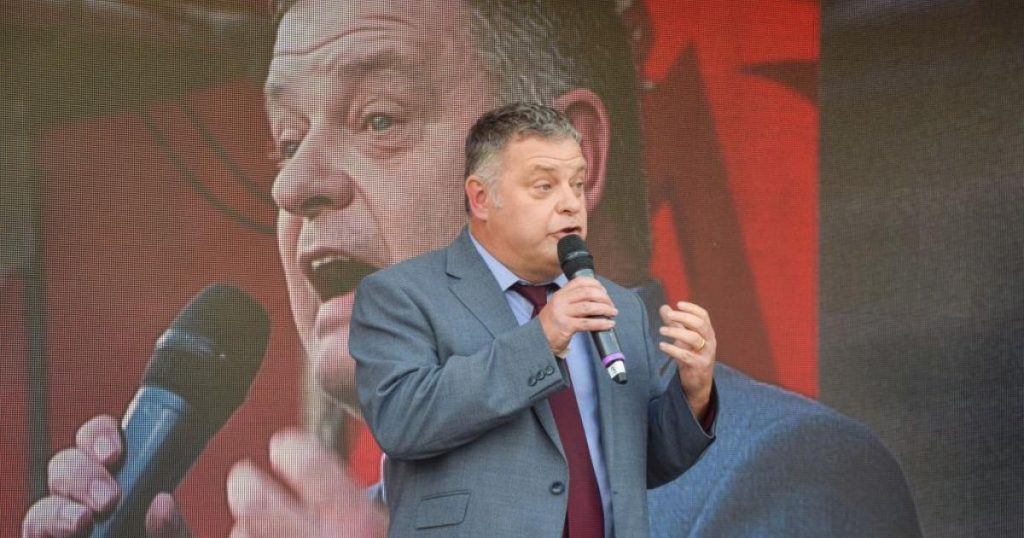 لكم رجلًا في الشارع.. حزب العمال البريطاني يُعلّق عضوية أحد نوابه