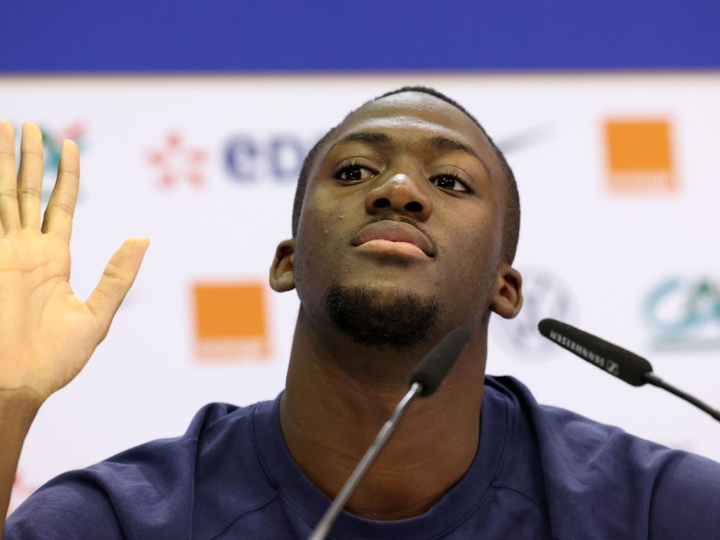 مدافع فرنسا يعبر عن رعبه من فيديوهات “لأطفال وكبار مقطوعي الرأس” في غزة ولبنان