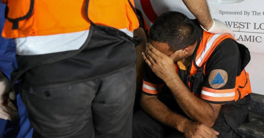 أثناء إنقاذ مصابين.. مسعف يفجع باستشهاد والدته في غزة