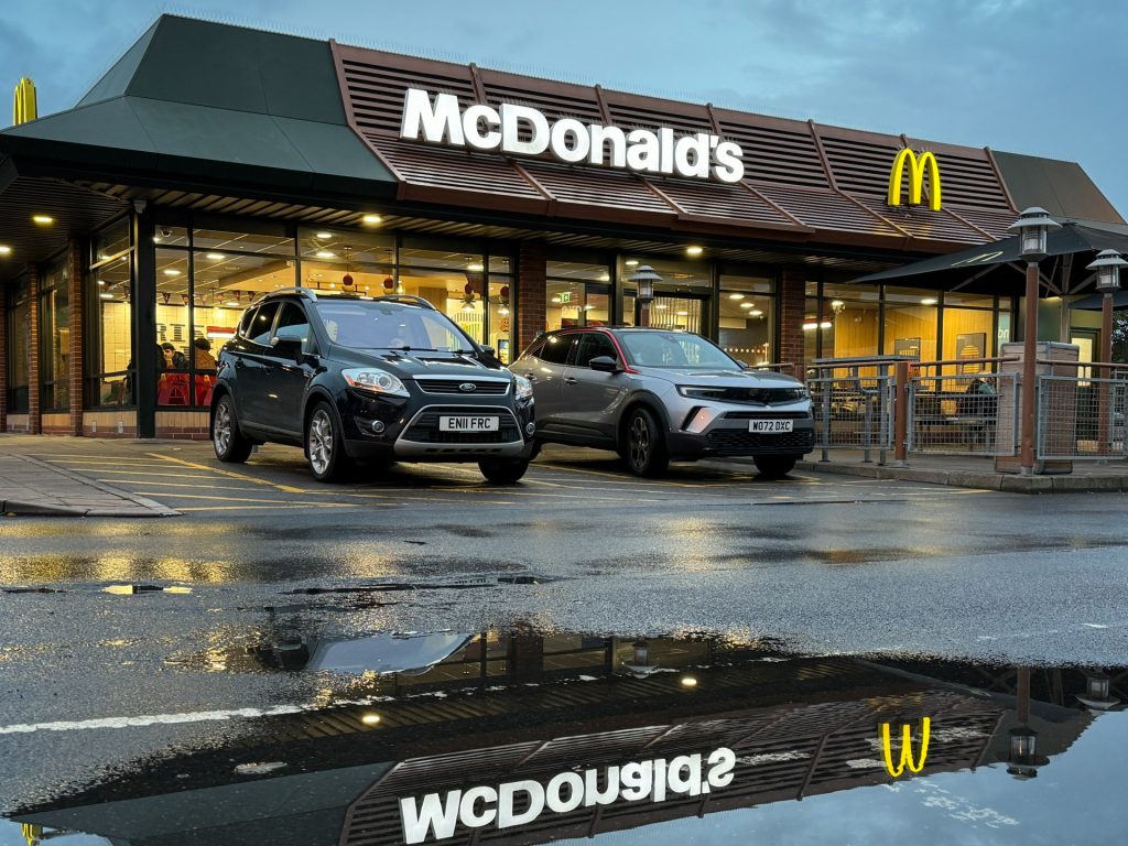 سهم ماكدونالدز يتراجع 7% بعد كارثة صحية في شطائرها