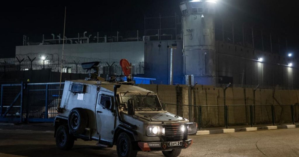 وحشية وإذلال بحق الأسرى الفلسطينيين.. شهادات صادمة من سجن عوفر