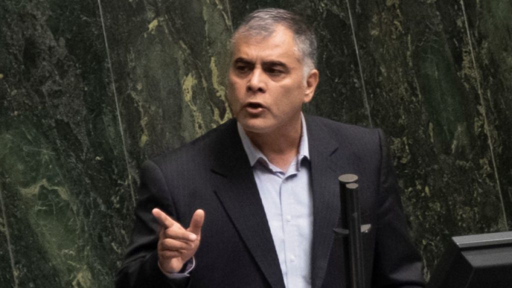 وزير النفط الإيراني يزور أكبر مرفأ نفطي بالبلاد