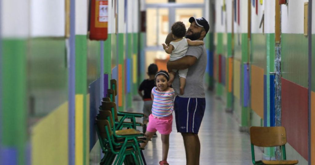 حصص دراسية عن بُعد للبعض.. الطلاب النازحون في لبنان محرومون من التعليم