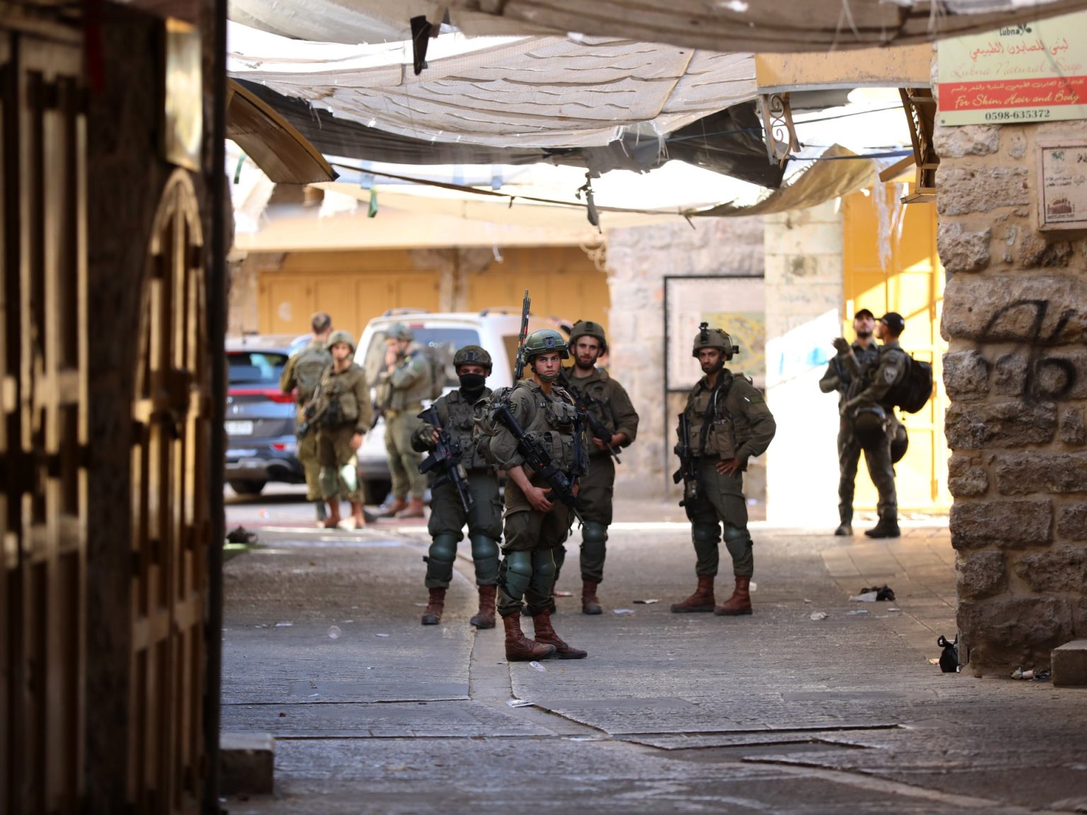 هآرتس: المستوطنون بالضفة يوظفون الجنود عبر تطبيق واتساب