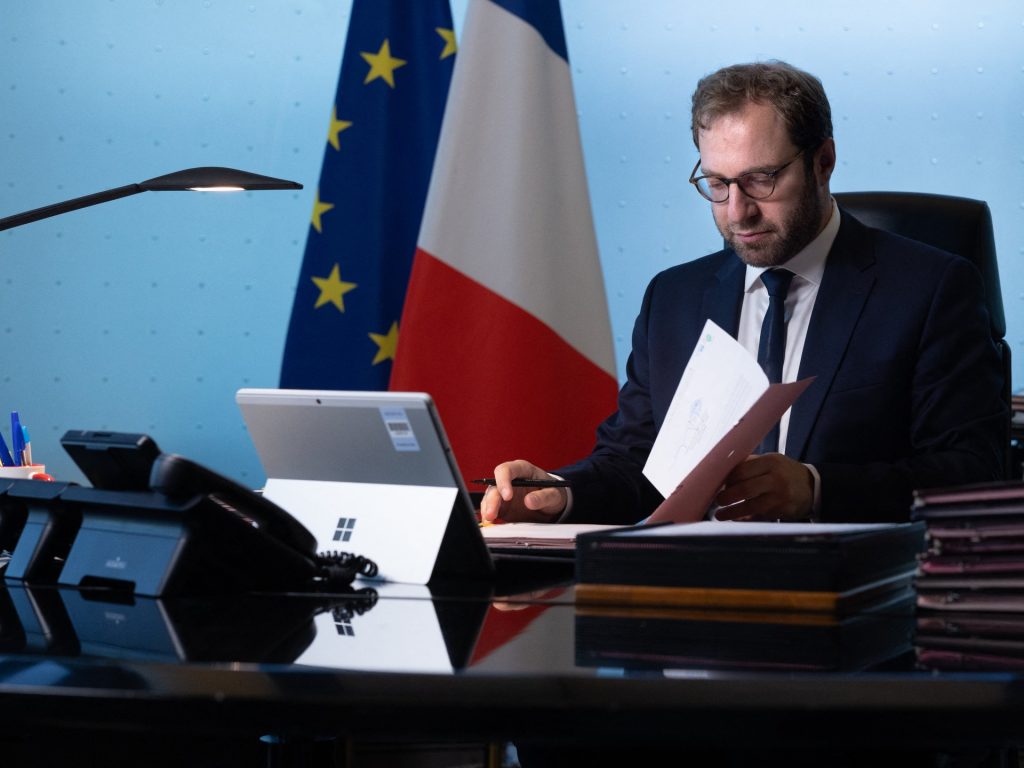 فرنسا تتعهد أمام الأوروبيين بمواجهة عجز موازنتها الكبير