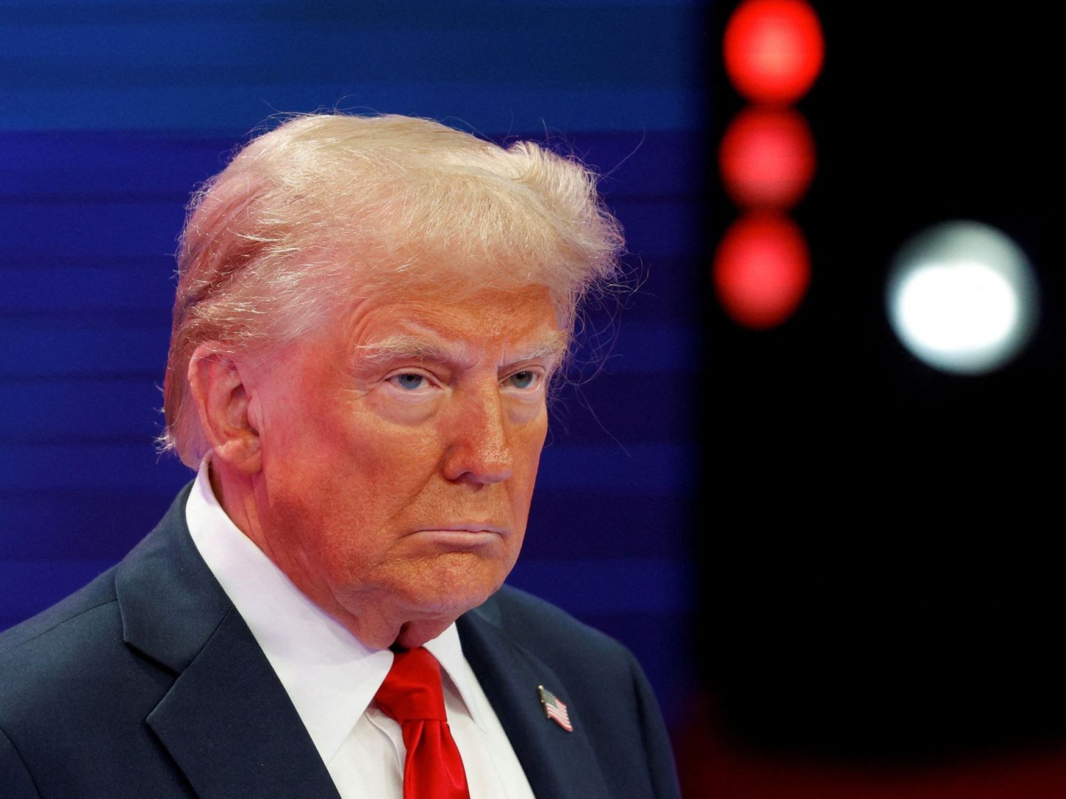 ترامب يهاجم زيلينسكي: كلما جاء نمنحه 100 مليار دولار